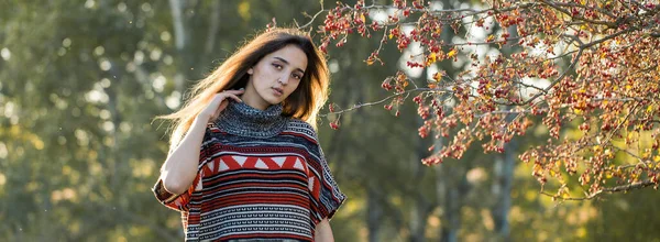 Retrato Outono Uma Menina Suéter Étnico — Fotografia de Stock