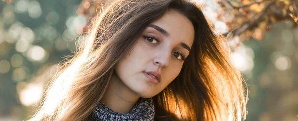 Retrato Outono Uma Menina Suéter Étnico — Fotografia de Stock