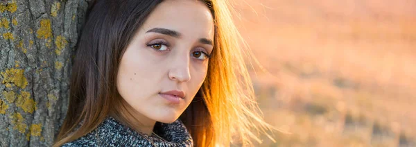 Retrato Outono Uma Menina Suéter Étnico — Fotografia de Stock