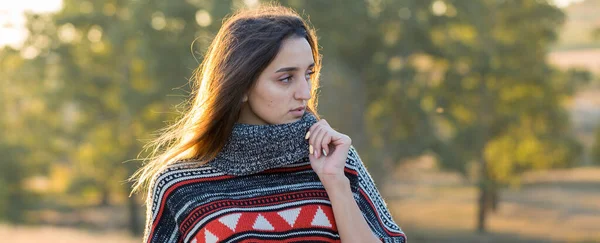 Etnik Süveter Giyen Bir Kızın Sonbahar Portresi — Stok fotoğraf