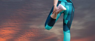 Tozlu ve üstü çıplak spor ayakkabılı bir kız. Egzersiz aralarında dinleniyor. Fitness ve sağlıklı yaşam tarzı.