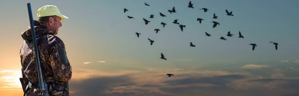 Łowca Kamuflażu Bronią Podczas Polowania Poszukiwaniu Dzikiego Ptactwa Lub Dziczyzny — Zdjęcie stockowe