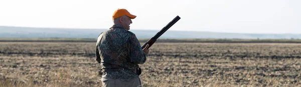 Entenjäger Läuft Mit Schrotflinte Durch Eine Wiese — Stockfoto