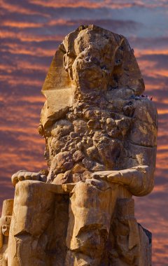 Memnon Luxor Thebes 'in Colossi' si Mısır 'da şafak vakti karşı karşıya