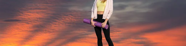 Sporty Slim Girl Leggings Top Standing Training Mat Resting Exercises — Stock Photo, Image