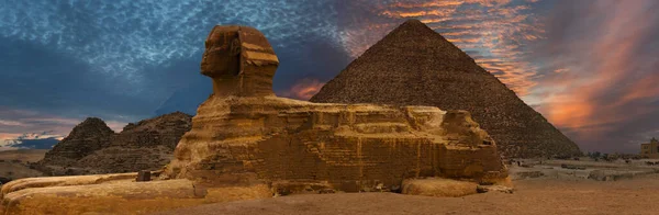 Σφίγγα Στο Φόντο Των Μεγάλων Αιγυπτιακών Πυραμίδων Αφρική Οροπέδιο Γκίζα — Φωτογραφία Αρχείου