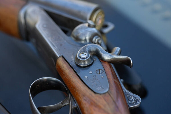 Охотничье оружие лежит на капоте автомобиля..