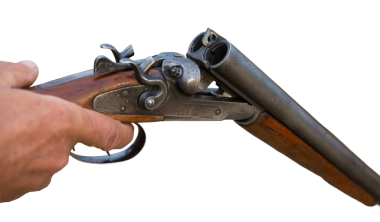 Avlanırken av sırasında av hayvanı ya da av hayvanı arayan kamuflajlı bir avcı. Sonbahar av sezonu.