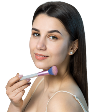 Açık renk bluzlu, beyaz arka planda yüz makyajı yapan genç bir kızın yakın çekimi. Güzel bir kadın yüzüne bir makyaj fırçası tutar ve gülümser..