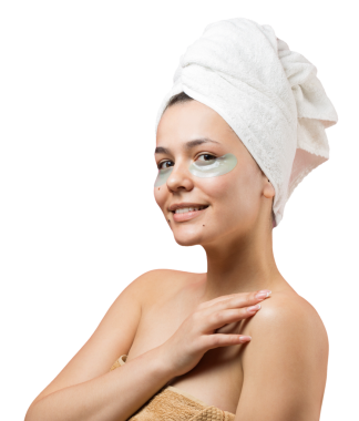 Kafasında beyaz havluyla gezen genç bir kız gözlerinin altına kolajen jel bantlar takıyor. Göz teması altında maske.