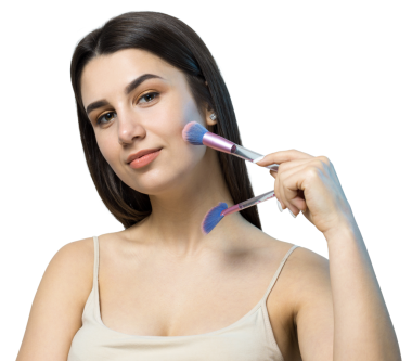 Açık renk bluzlu, beyaz arka planda yüz makyajı yapan genç bir kızın yakın çekimi. Güzel bir kadın yüzüne bir makyaj fırçası tutar ve gülümser..