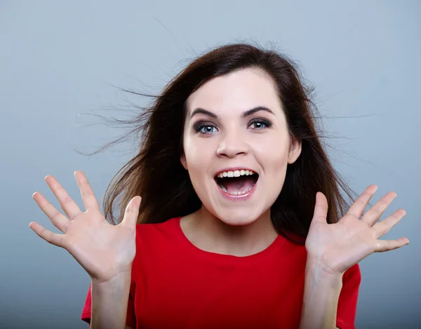 Fille réfléchie dans un t-shirt bleu regardant vers le haut sur un fond gris — Photo