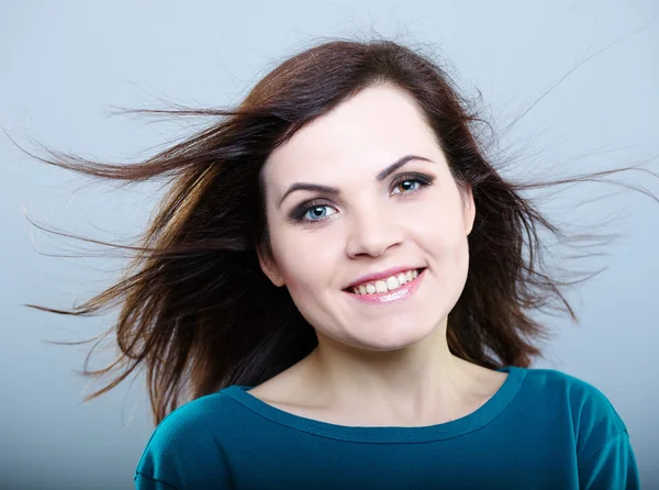 Doordachte meisje in een blauw t-shirt opzoeken op een grijze achtergrond — Stockfoto