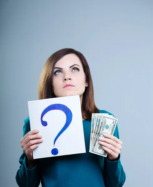 Lachende meisje in een blauw t-shirt houden een boodschappentas. Op een grijze achtergrond — Stockfoto