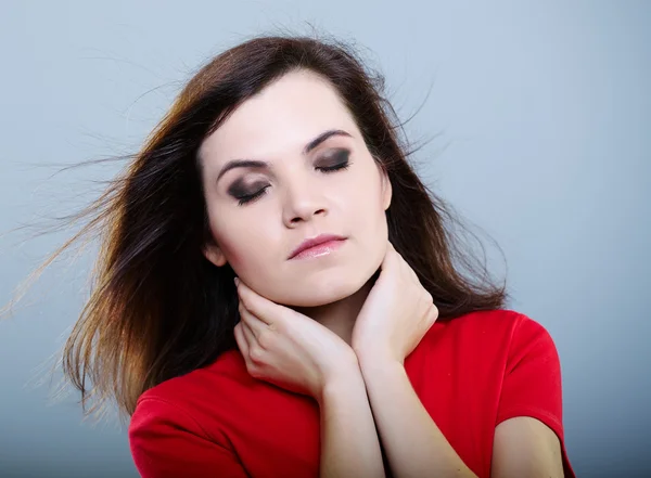 Chica en una camiseta roja —  Fotos de Stock