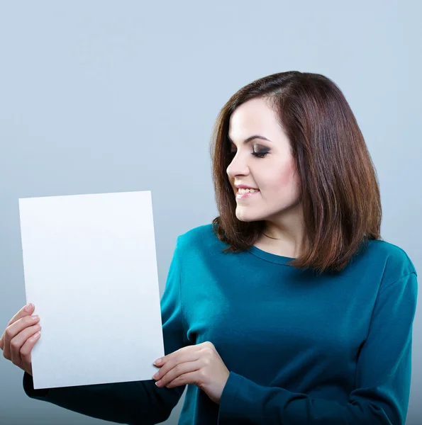 Nachdenkliches Mädchen in rotem T-Shirt vor grauem Hintergrund mit Fragezeichen — Stockfoto