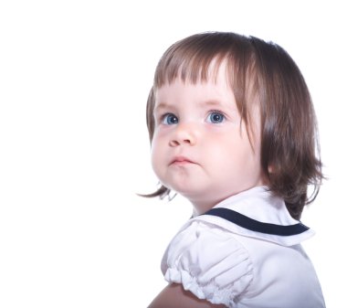 Beyaz bir arka plan üzerinde izole elbiseli küçük kız