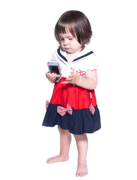 Pequeña chica concentrada con un teléfono . —  Fotos de Stock
