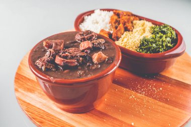 Brezilya feijoada teslimat menüsünde domuz etli lahanalı pilav var.