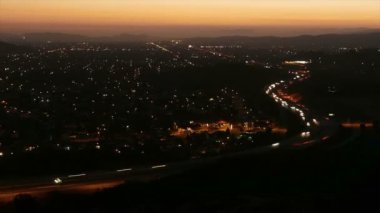Simi valley alacakaranlıkta zaman atlamalı zoom ile