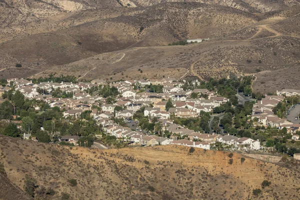南カリフォルニアの丘の中腹の郊外 — ストック写真