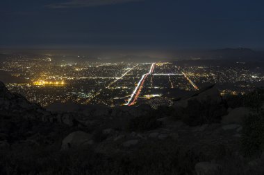 Kayalık tepe gece görünümü - Güney Kaliforniya