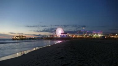 Santa Monica plaj ve İskele Dusk gece için