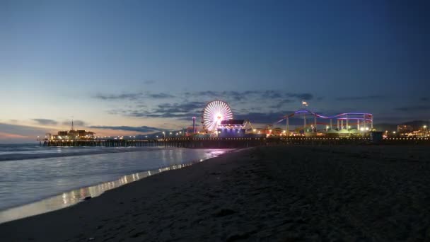 Plage de Santa Monica et crépuscule de la jetée à la nuit — Video