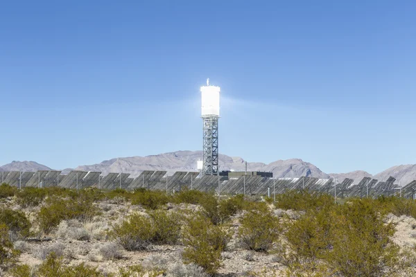 砂漠太陽光発電タワー — ストック写真