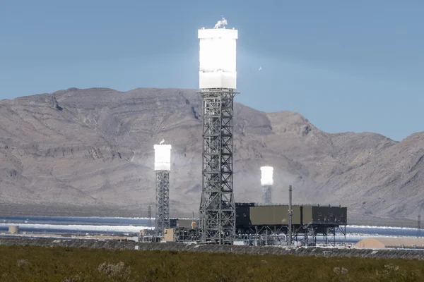 Ivanpah Power Tower Heat Shimmers — Stock Photo, Image