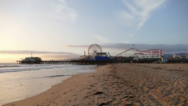 Santa Monica παραλία και προβλήτα ημέρα να σούρουπο — Αρχείο Βίντεο