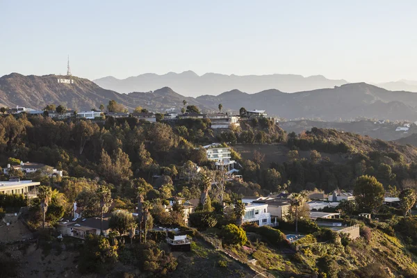 Hollywood Hills domy poniżej Hollywood znak — Zdjęcie stockowe