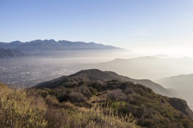 Los Angeles County Misty Morning tepenin görünümü