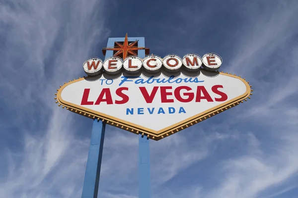 Las Vegas sinal de boas-vindas com nuvens cirrus — Fotografia de Stock