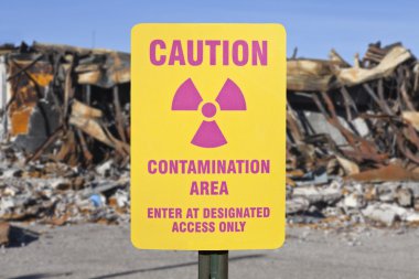 Kirlenme alan uyarı işareti ile harabe