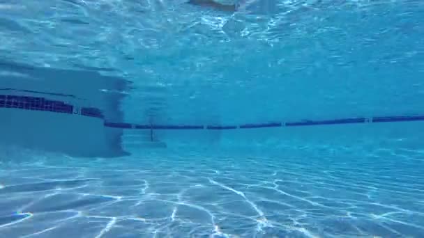 Piscina vacía bajo el agua — Vídeos de Stock