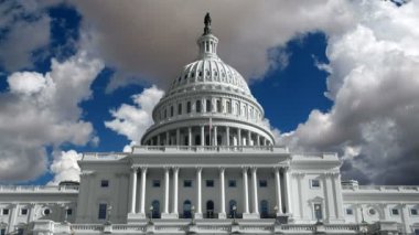 Zaman atlamalı bulutlar ile Amerika Birleşik Devletleri Capitol Binası