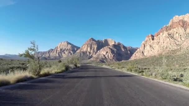 Desierto de roca rojo de conducción — Vídeo de stock