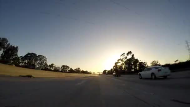 Zeitraffer bei Sonnenuntergang auf der kalifornischen Autobahn — Stockvideo