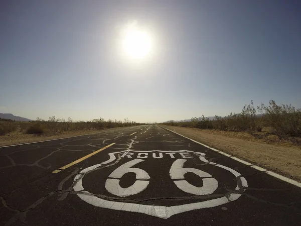 Sinal de pavimentação da Rota 66 - Deserto de Mojave — Fotografia de Stock