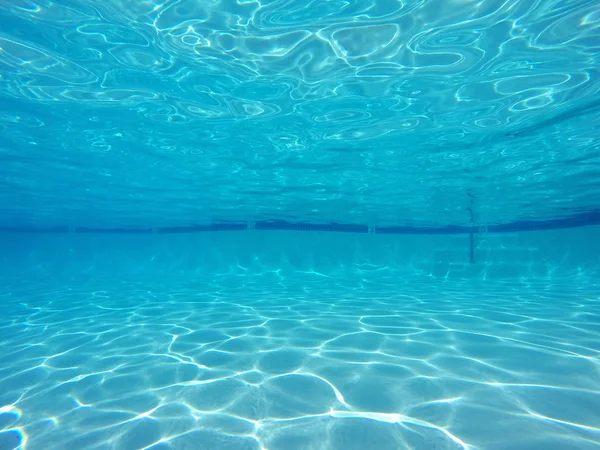 Čištění bazénu podvodní světlo vzory — Stock fotografie
