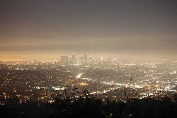 Los Angeles centrum mistige Smoggy nacht — Stockfoto