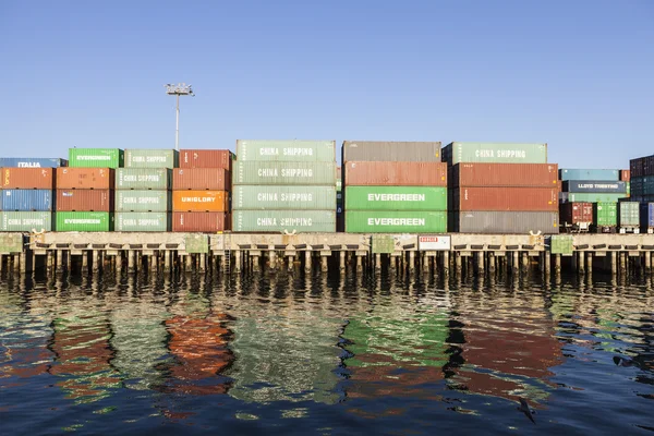 Contenedores de envío apilados en el muelle — Foto de Stock