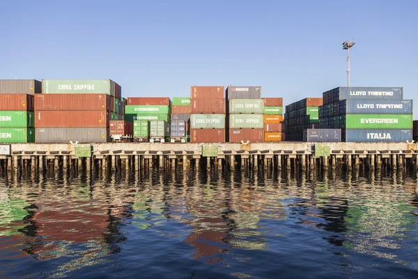 Frachtcontainer am Wasser — Stockfoto