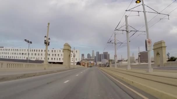 Los Angeles 1st Street Bridge rijden achteruitkijk — Stockvideo