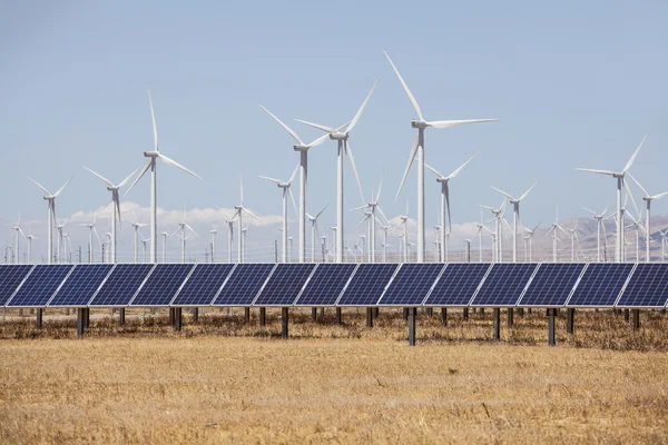 Alternative Energien Windmühlen und Solaranlagen — Stockfoto