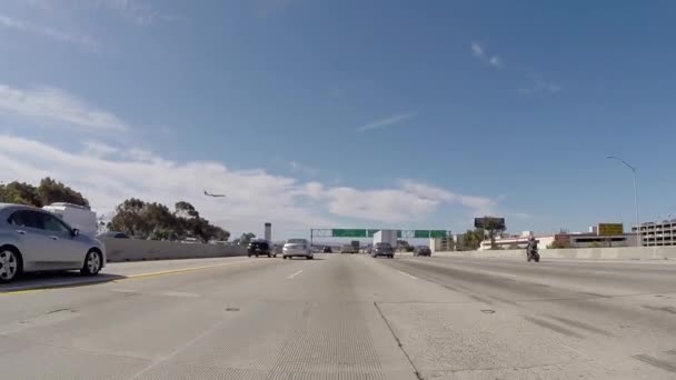 Napowietrznych znak na San Diego 405 autostrada południe w kierunku Long Beach — Wideo stockowe