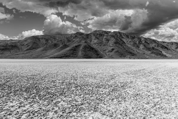 Mojave deserto sal liso preto e branco — Fotografia de Stock