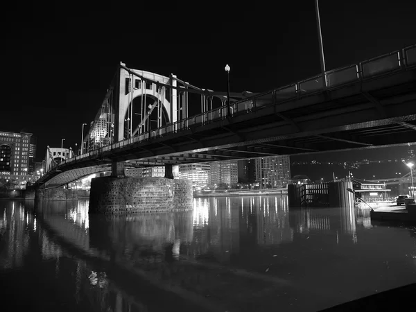 Pittsburgh Bridge på Night – stockfoto