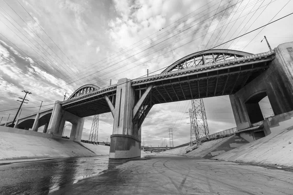 Los Angeles floden och 6th Street Bridge — Stockfoto